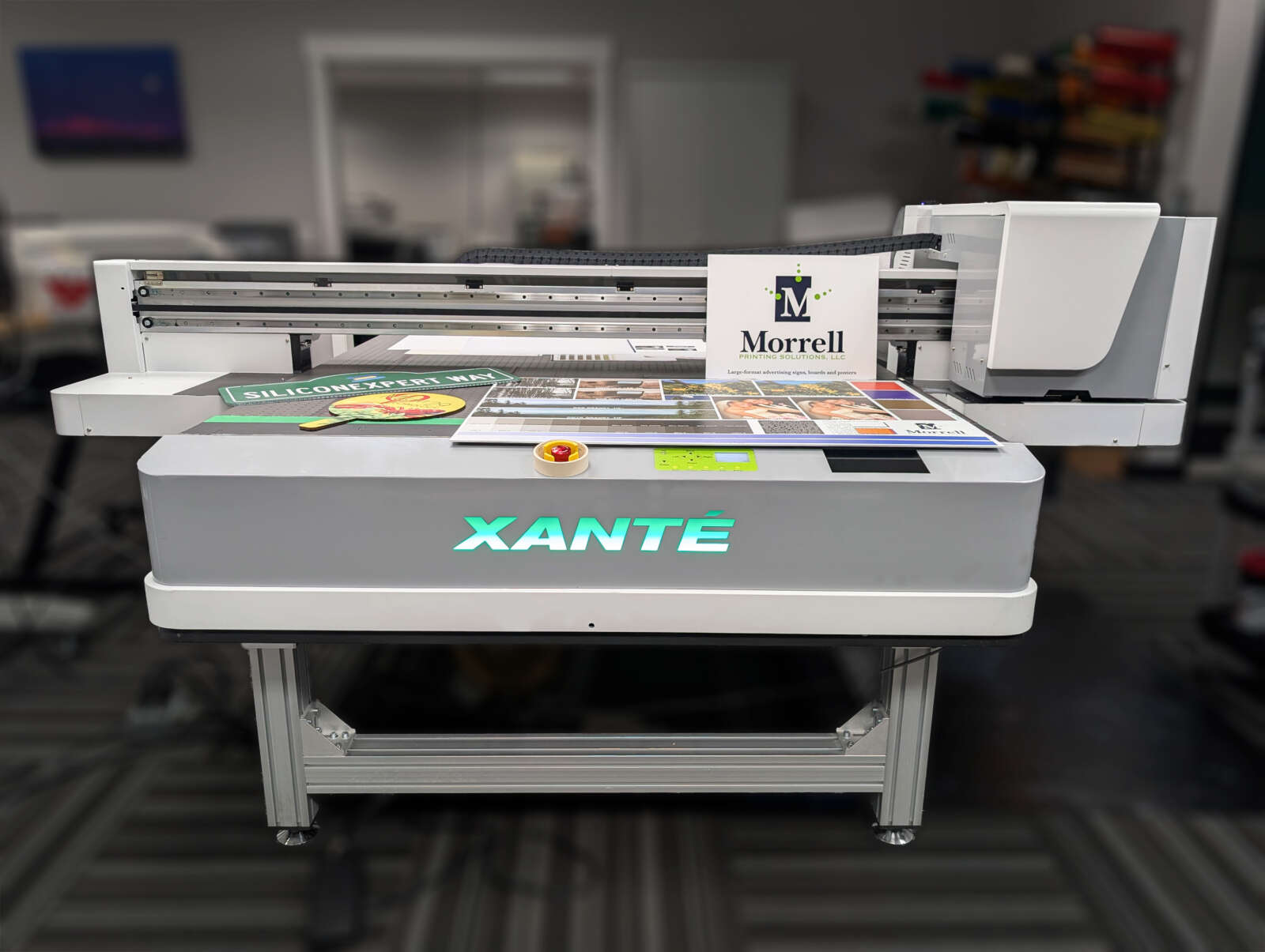 Xante Flatbed Photo1 A flatbed uv printer with a variety of products shown